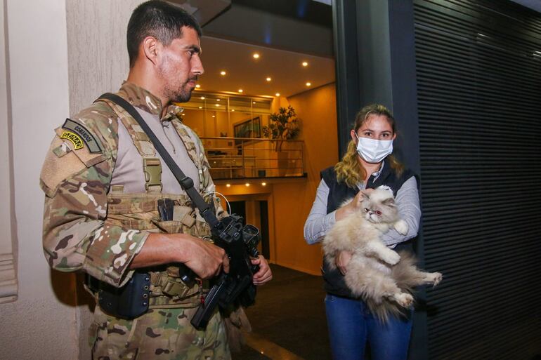 Una funcionaria de la Dirección de Defensa Animal rescató a tres gatos persas de la casa de Miguel Servín