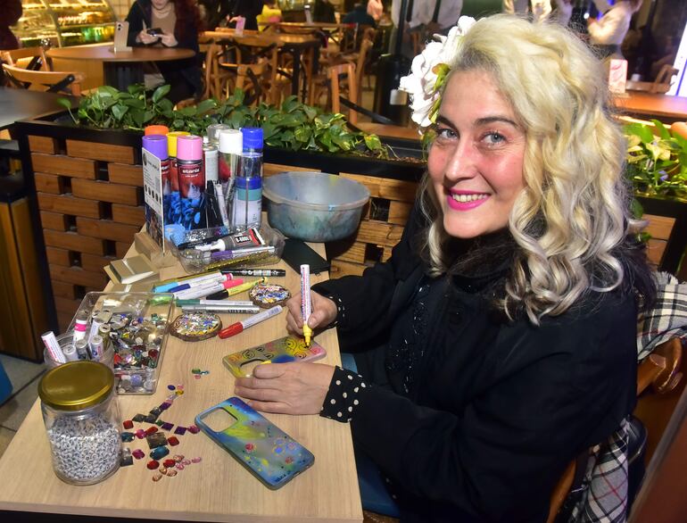 Los invitados de HONOR pudieron embellecer sus protectores de celulares, con Majo Angulo.