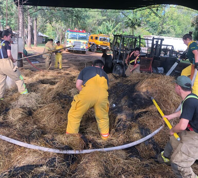 Bomberos voluntarios de varias unidades trabajaron por varias horas para sofocar las llamas.