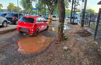 Conductores que llegan al IPS Ingavi, deben sortear profundos pozos en el estacionamiento.