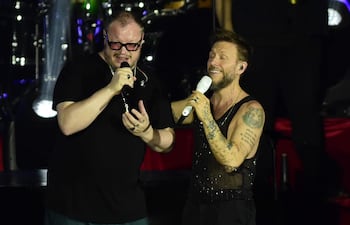 Leonel García y Noel Schajris, integrantes del dúo Sin Bandera, durante el show que ofrecieron anoche en el SND Arena.