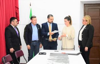 De izquierda a derecha, el auditor Javier Ferreira, el gobernador saliente Emigdio Aliendre (ANR), el auditor Edgar Cáceres, la gobernadora Norma Zárate de Monges y la representante de la CGR, escribana Juana Roche Azcona.