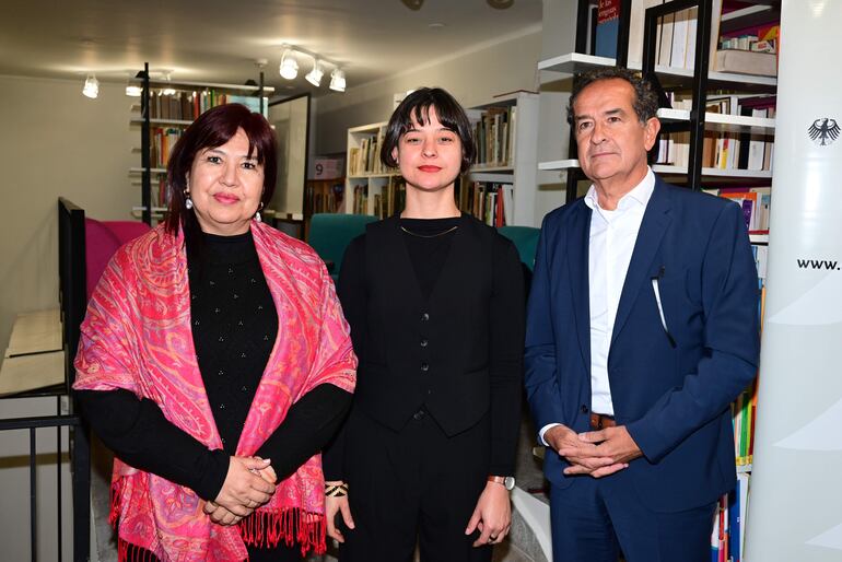 Zully Vera, Gabriela Dyck y Jörg Herrera.
