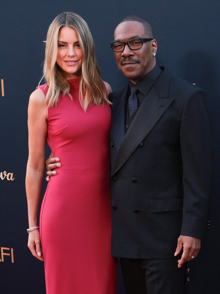 Eddie Murphy y su bella esposa Paige Butcher en el AFI Life Achievement Award en el Dolby Theatre de Hollywood, California. (Etienne LAURENT / AFP)