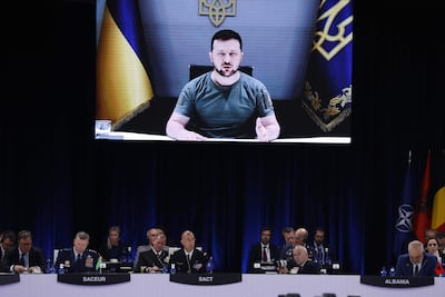 El presidente del Ucrania, Volodímir Zelenski, interviene por videoconferencia en la primera jornada de la cumbre de la OTAN que se celebra este miércoles en el recinto de Ifema, en Madrid. (EFE)