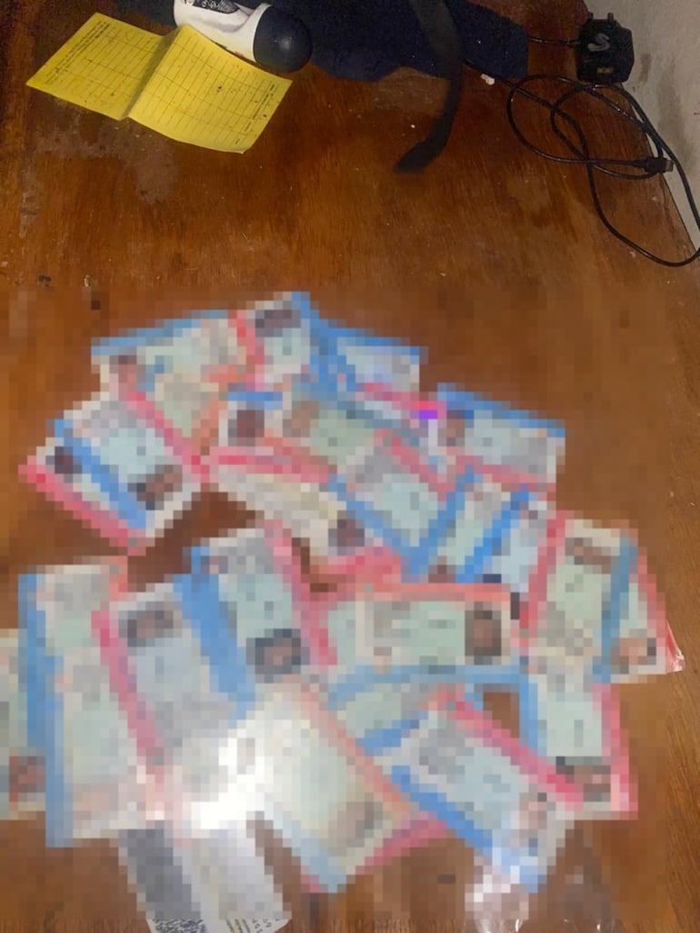 Policía encuentra 35 cédulas en un aguantadero de vehículos: hay cuatro detenidos