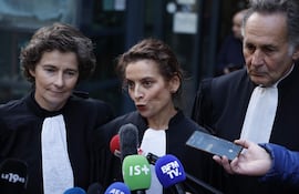 Miembros del tribunal laboral de París, Delphine Verheyden (i), Frederique Cassereau (c) y Pierre-Olivier Sur (d), que falló a favor del fútbolista Kylian Mbappé en un pleito judicial con el PSG.