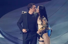 Katy Perry se besa con Orlando Bloom, en una foto de archivo.