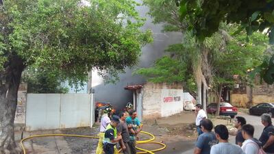 Incendio en taller mecánico en Barrio Obrero de Asunción.