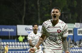 El argentino Pablo Ezequiel Vegetti Pfaffen (37 años) festeja el primer tanto de la goleada de Cerro Porteño sobre Sportivo Luqueño, se acerca a la celebración Fabrizio "Bigote" Domínguez Huertas (28).