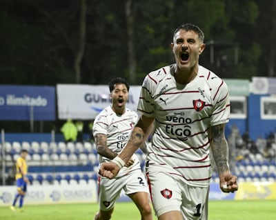 El argentino Pablo Ezequiel Vegetti Pfaffen (37 años) festeja el primer tanto de la goleada de Cerro Porteño sobre Sportivo Luqueño, se acerca a la celebración Fabrizio "Bigote" Domínguez Huertas (28).