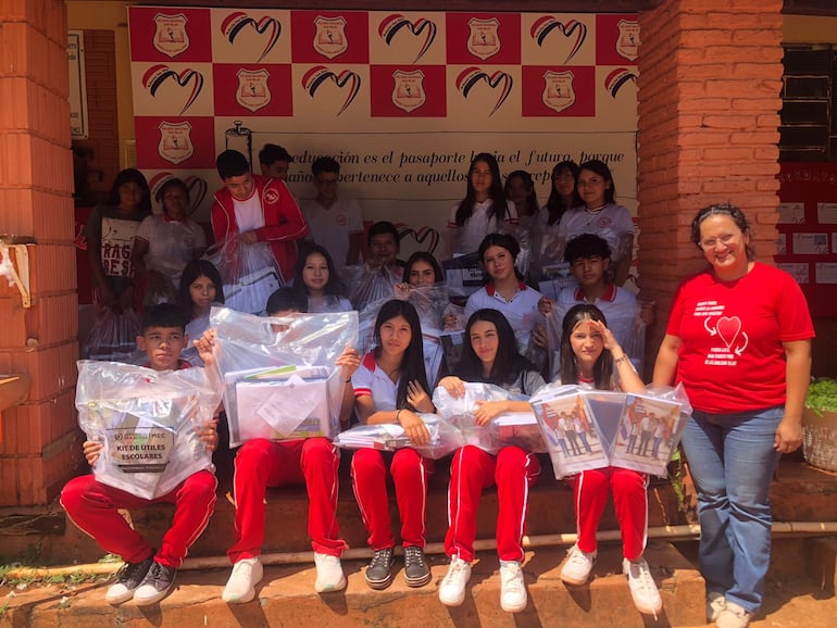 Alumnos de un colegio de Pedro Juan Caballero, luego de recibir los kits escolares proveídos por el Estado.