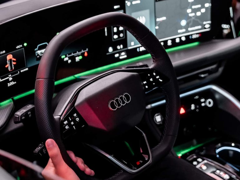 El sistema MMI touch response incorpora pantallas duales de 11,9” y 14,5”, ofreciendo una interfaz intuitiva y compatible con los ecosistemas móviles actuales.