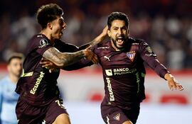 Jeison Medina (d) celebra su gol con el cual Liga de Quito derrotó por 1-0 a São Paulo (global 3-0).