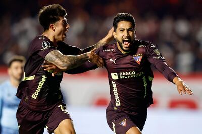 Jeison Medina (d) celebra su gol con el cual Liga de Quito derrotó por 1-0 a São Paulo (global 3-0).