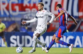 Manuel Insaurralde (d) de San Lorenzo disputa el balón con Neymar (i) de Santos este martes, en un partido de la fase de grupos de la Copa Sudamericana entre San Lorenzo y Santos en el estadio Nuevo Gasómetro (Pedro Bidegain), en Buenos Aires (Argentina).