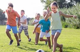 La obesidad infantil es un problema grave que afecta en la actualidad a un gran número de niños en todo el mundo. Una forma de prevenirla es realizando actividades físicas de forma regular.