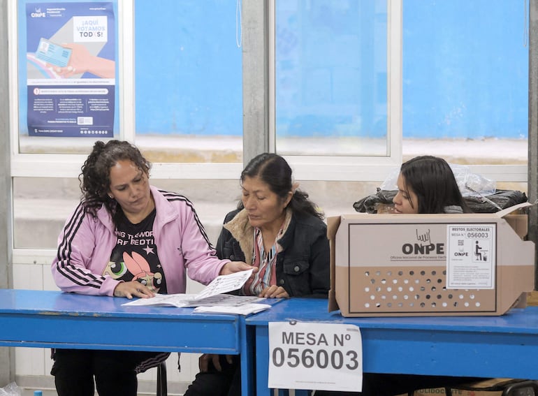 Perú votó en segunda vuelta para elegir nuevo presidente. El conteo aún sigue y se esperan resultados finales entre hoy y mañana.