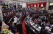 Una airada y tumultuosa sesión parlamentaria que comenzó varias horas después de lo previsto está retrasando la investidura como nuevo presidente de Guatemala de Bernardo Arévalo de León, que según la Constitución Política de la República debía haber tomado posesión del cargo a las 16.00 hora local.
