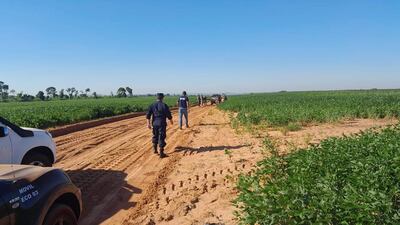 Un grupo policial incursiona en la zona del ataque. El fiscal Fernando Galeano imputó a once presuntos implicados en el enfrentamiento mortal que ocurrió ayer en la colonia Zanja Morotî de Itakyry. El ataque ocurrió en el establecimiento rural denominado Agro KLM, propiedad de Newton Rodrigo Maran Salvatti, ex socio comercial del “doleiro” Darío Messer.