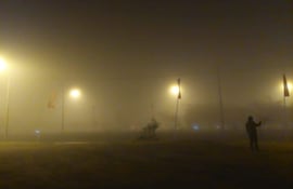La niebla dificulta la visibilidad de los conductores que circulan por la avenida Costanera.