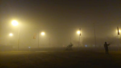 La niebla dificulta la visibilidad de los conductores que circulan por la avenida Costanera.