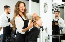 En diciembre del año pasado, el Poder Ejecutivo promulgó la ley 7613/2025 que define y regula las relaciones entre los dueños de salones de belleza y los profesionales de la belleza, y crea la figura del Profesional Independiente de la Belleza.