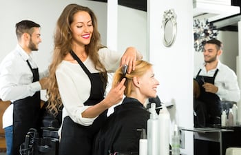 En diciembre del año pasado, el Poder Ejecutivo promulgó la ley 7613/2025 que define y regula las relaciones entre los dueños de salones de belleza y los profesionales de la belleza, y crea la figura del Profesional Independiente de la Belleza.