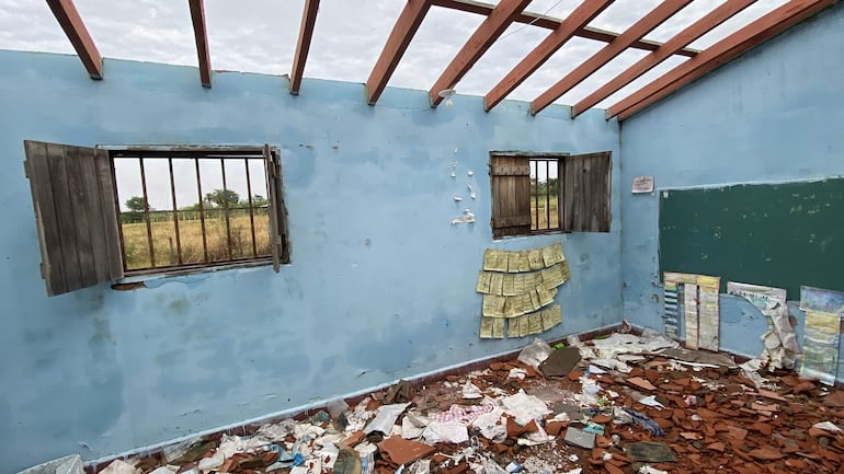 Esta aula quedó totalmente destechada; urge su reparación.