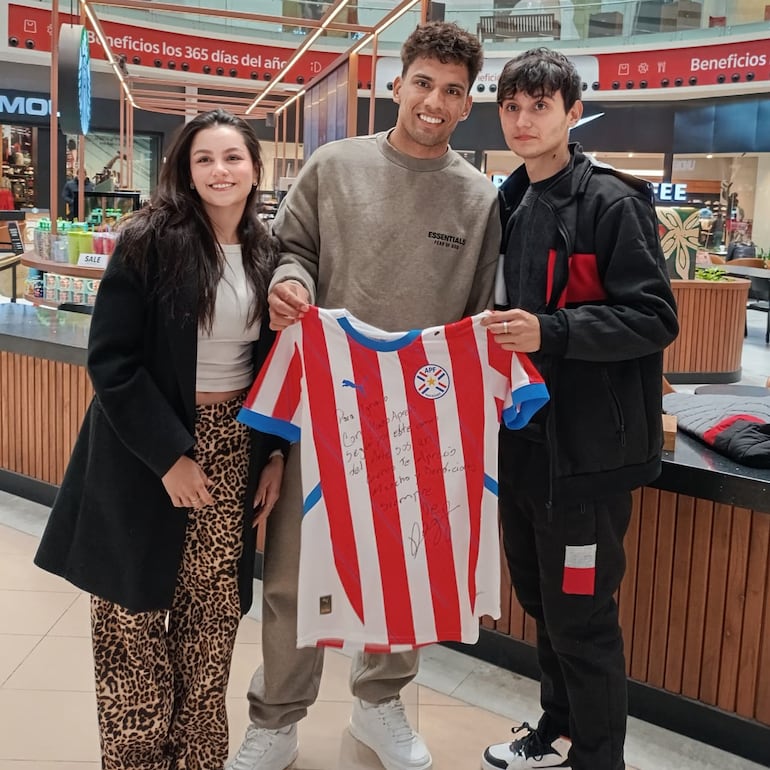 Ignacio Villaba con Diego Gómez y su novia Geraldine Villagra. (Gentileza)