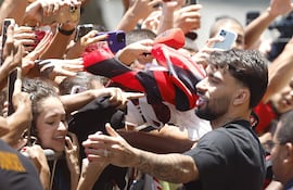 Lucas Paquetá (d) saluda a los aficionados de Flamengo a su llegada al Aeropuerto Internacional el jueves, en Río de Janeiro (Brasil). Paquetá llega procedente del West Ham de Inglaterra convirtiéndose en el fichaje más caro en la historia del fútbol brasileño. EFE/ Antonio Lacerda
