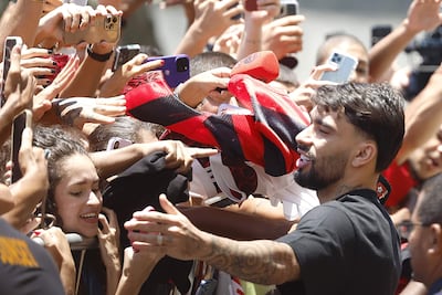 Lucas Paquetá (d) saluda a los aficionados de Flamengo a su llegada al Aeropuerto Internacional el jueves, en Río de Janeiro (Brasil). Paquetá llega procedente del West Ham de Inglaterra convirtiéndose en el fichaje más caro en la historia del fútbol brasileño. EFE/ Antonio Lacerda