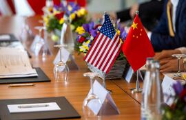 Banderas de China y Estados Unidos.