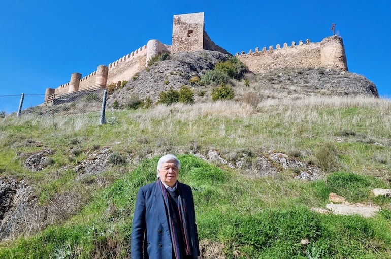 El autor de la nota, Bernardo Neri Farina, frente al castillo de Clavijo.