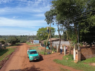 ANDE retiró 128 conexiones irregulares en Minga Guazú.