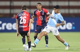 El paraguayo Robert Piris da Motta (26), futbolista de Cerro Porteño, disputa el balón en un partido frente a Sporting Cristal por la fecha 1 del Grupo F de la Copa Libertadores 2026 en el estadio Miguel Grau del Callao, en Callao, Perú.