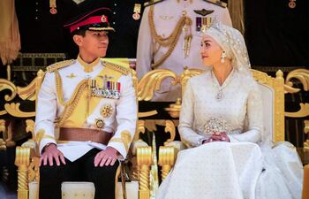 El príncipe Abdul Mateen y Yang Mulia Anisha Rosnah durante la recepción de su boda en Istana Nurul Iman en la capital de Brunéi, Bandar Seri Begawan, el 14 de enero de 2024.
(IQBAL DATO HJ SELAMAT / AFP)