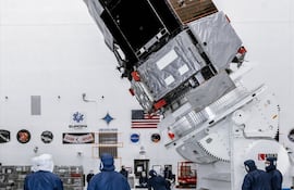 El telescopio espacial Nancy Grace Roman, en todo su esplendor. Por primera vez desde su llegada a Florida, el Telescopio Espacial Nancy Grace Roman quedó completamente expuesto, sin su embalaje y en posición vertical, dentro de la sala de integración.