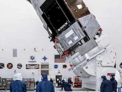 El telescopio espacial Nancy Grace Roman, en todo su esplendor. Por primera vez desde su llegada a Florida, el Telescopio Espacial Nancy Grace Roman quedó completamente expuesto, sin su embalaje y en posición vertical, dentro de la sala de integración.