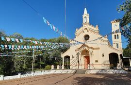 La Catedral de Fuerte Olimpo, erigida en homenaje a María Auxiliadora, cumplió 27 años de consagración como Catedral del Vicariato Apostólico del Chaco.