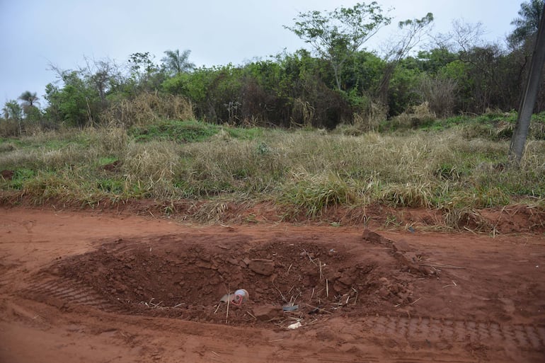 El lugar donde los terroristas escondieron la bomba con la que emboscaron a los militares.