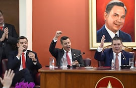 Pedro Alliana, Santiago Peña y Horacio Cartes, durante el informe de gestión ante la junta de gobierno de la ANR