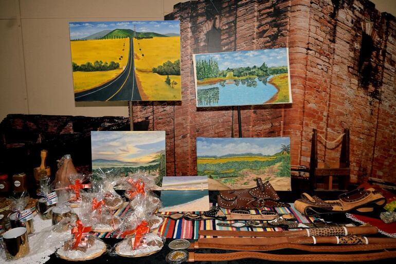 Emprendedores se preparan para ofrecer sus productos en la plaza y en la playa de Caapucú.