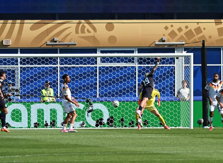 Julio Enciso con golpe de cabeza estableció el primer gol del partido.