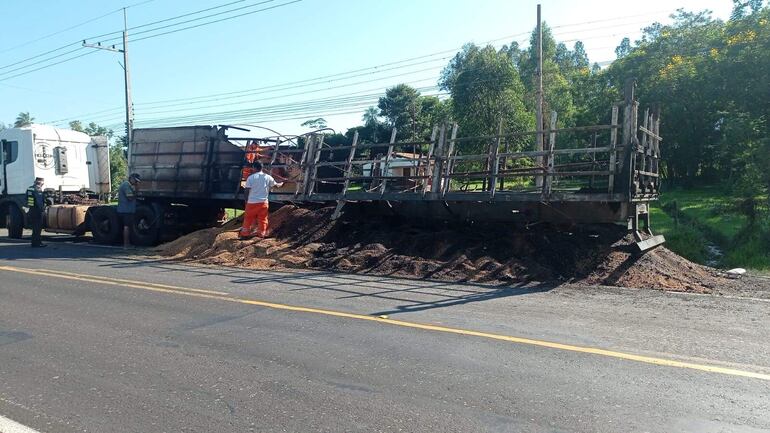 La carreta y los 33.000 kilos de soja fueron consumidas por las llamas.