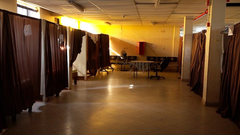 Así se ve el albergue para familiares de pacientes internados en terapia intensiva sin energía eléctrica.