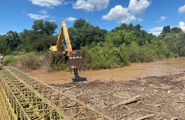 Limpieza del cauce con una máquina anfibia en zona de Margariño.