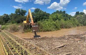 Limpieza del cauce con una máquina anfibia en zona de Margariño.