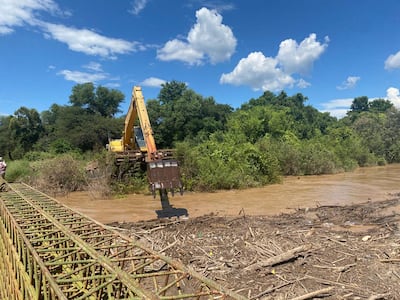 Limpieza del cauce con una máquina anfibia en zona de Margariño.