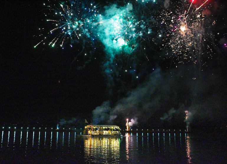 La balsa cruzando el Lago Ypacaraí. 